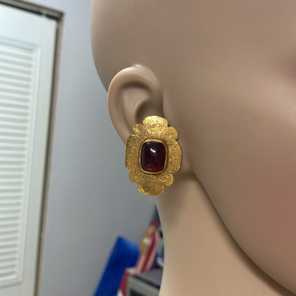 VINTAGE CHANEL MASON CLIP ON EARRINGS 🤩 - Picture 7 of 7